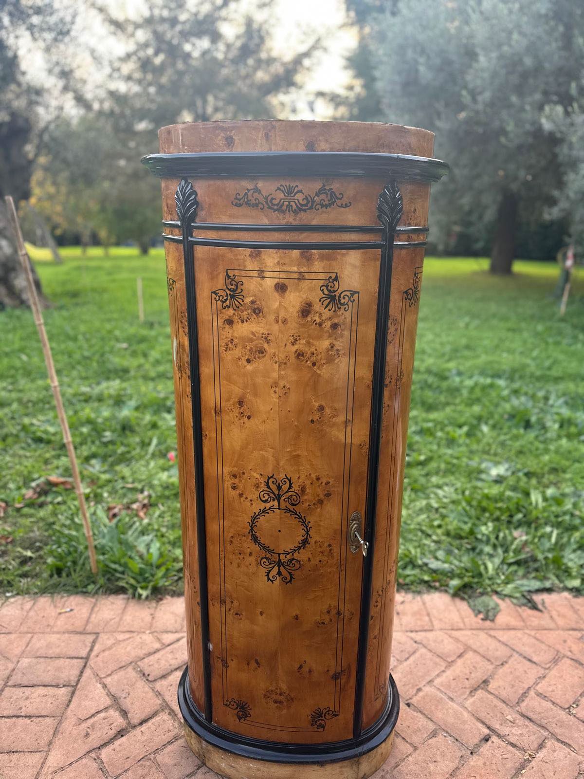 colonna-d’arredo-in-radica-apribile-stile-classico